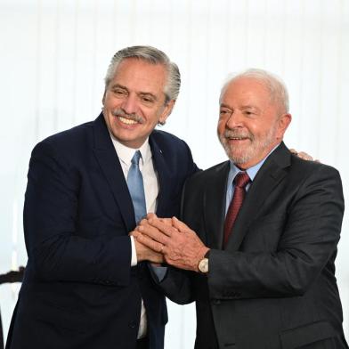 Brazils President Luiz Inacio Lula da Silva (R) poses for a picture with Argentinas President Alberto Fernandez (L) during a bilateral meeting in Brasilia on January 2, 2023. - Luiz Inacio Lula da Silva took office on January 1, 2023 for a third term as Brazils president, vowing to fight for the poor and the environment and rebuild the country after far-right leader Jair Bolsonaros divisive administration. (Photo by EVARISTO SA / AFP)Editoria: POLLocal: BrasíliaIndexador: EVARISTO SASecao: politics (general)Fonte: AFPFotógrafo: STF<!-- NICAID(15310464) -->