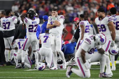 CINCINNATI, OHIO - JANUARY 02: Josh Allen #17 of the Buffalo Bills reacts to teammate Damar Hamlin #3 collapsing after making a tackle against the Cincinnati Bengals during the first quarter at Paycor Stadium on January 02, 2023 in Cincinnati, Ohio.   Dylan Buell/Getty Images/AFP (Photo by Dylan Buell / AFP)<!-- NICAID(15310964) -->