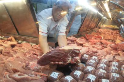 Porto Alegre, RS, Brasil, 04/01/2023 - Inflação das carnes no Mercado Público de Porto Alegre. Na foto, o gerente e açougueiro Marlon Streck. - Foto: Ronaldo Bernardi/Agência RBS<!-- NICAID(15312089) -->