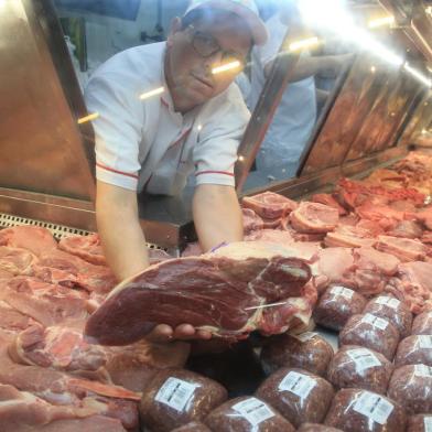 Porto Alegre, RS, Brasil, 04/01/2023 - Inflação das carnes no Mercado Público de Porto Alegre. Na foto, o gerente e açougueiro Marlon Streck. - Foto: Ronaldo Bernardi/Agência RBS<!-- NICAID(15312089) -->