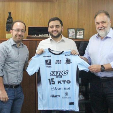 **FOTOGRAFIA INDEXADA A PEDIDO DE CIRO FABRES**Vereador Felipe Gremelmaier (E) e deputado estadual Carlos Búrigo (D), com o vice-governador Gabriel Souza, todos do MDB<!-- NICAID(15311536) -->