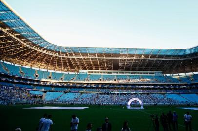 **ATENÇÃO - FOTO EM BAIXA RESOLUÇÃO (NÃO RECOMENDÁVEL PARA USO EM VEICULO IMPRESSO).**04/01/2023 - PORTO ALEGRE, RS - Torcedores aguardam a chegada de Suárez na Arena do Grêmio. Jogador uruguaio é a nova atração do time para a temporada 2023.<!-- NICAID(15312641) -->