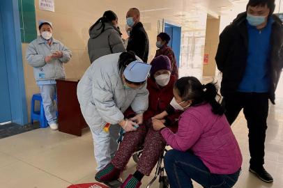 A patient with Covid-19 coronavirus is assisted at Fengyang Peoples Hospital in Fengyang County in east Chinas Anhui Province on January 5, 2023. (Photo by Noel Celis / AFP)Editoria: HTHLocal: FengyangIndexador: NOEL CELISSecao: diseaseFonte: AFPFotógrafo: STF<!-- NICAID(15312988) -->