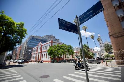 Porto Alegre, RS, Brasil, 05/01/2023 - Há um ano, prefeitura asfaltou a rua Padre Tomé, e o Iphan determinou em fevereiro passado que isso fere a preservação do Centro Histórico, e que o asfalto deveria ser retirado, mas até hoje, não foi. Parte da rua tem asfalto e parte ainda exibe os paralelepípedos - Foto: Jefferson Botega/Agência RBSIndexador: Jeff Botega<!-- NICAID(15313201) -->