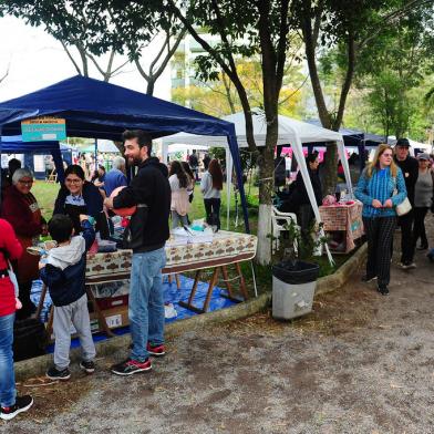 CAXIAS DO SUL, RS, BRASIL, 10/07/2022. 8° Grande Feira Comunitária do Parque Jardim América, evento que reúne diversos expositores entre artesanato, alimentação e cosméticos.  (Bruno Todeschini/Agência RBS)<!-- NICAID(15145248) -->