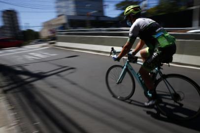 PORTO ALEGRE, RS, BRASIL, 24/02/2021- Lucio Schossler faz aniversário nesta quarta. Amanhã é o último dia desse desafio que ele mesmo se propôs, de pedalar 70km por dia por sete dias antes de chegar à data. Foto: Félix Zucco  / Agencia RBS<!-- NICAID(14721403) -->