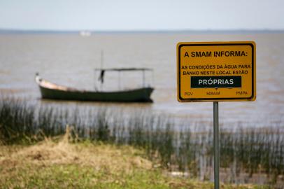 Porto Alegre, RS, Brasil, 04-01-2023: Orla do Lami. Praia em condições próprias para banho. DG+ sobre situação das praias na zona sul de Porto Alegre. Condições de limpeza, infraestrutura, acessibilidade, equipamentos para a população. Foto: Mateus Bruxel / Agência RBS<!-- NICAID(15312310) -->