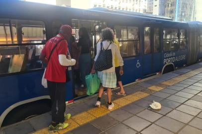 35% da frota de ônibus com ar-condicionado em Porto Alegre segue com equipamento fora de operação. Nas imagens, usuários embarcando no Terminal Parobé, no Centro HistóricoCrédito: Yasmin Luz/Agência RBS<!-- NICAID(15314688) -->