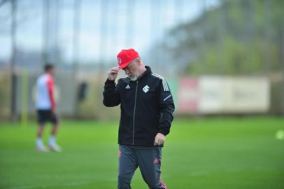 O técnico Mano Menezes observa treino do Inter no CT Parque Gigante.<!-- NICAID(15239640) -->