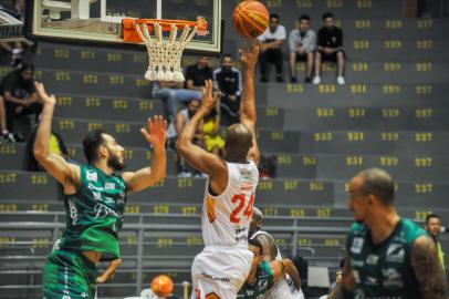 CAXIAS DO SUL, RS, BRASIL, 06/01/2023. Jogo basquete Caxias e Bauru. (Neimar De Cesero/Agência RBS)<!-- NICAID(15314929) -->