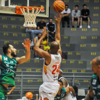 CAXIAS DO SUL, RS, BRASIL, 06/01/2023. Jogo basquete Caxias e Bauru. (Neimar De Cesero/Agência RBS)<!-- NICAID(15314929) -->