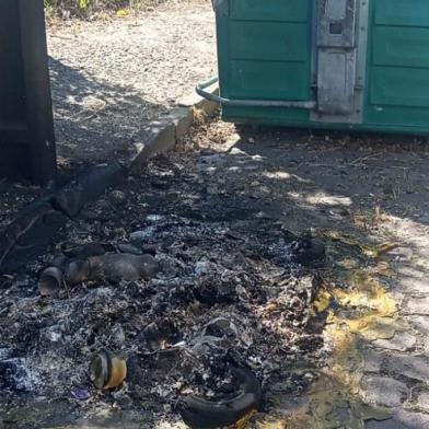 Contêiner incendiado no bairro Jardim Amérida, em Caxias do Sul. 11 contêineres incendiados em uma só noite.<!-- NICAID(15314798) -->