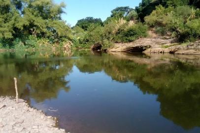 Duas pessoas morreram na localidade de Arroio Feliz, na cidade de Feliz, Vale do Caí. Um homem de 26 anos, da cidade de Farroupilha, na Serra, tomava banho no Rio Caí com familiares quando se afogou. Um morador da região, de 66 anos, teve uma parada cardíaca ao tentar salvá-lo.<!-- NICAID(15315057) -->