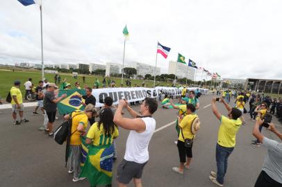 Ministro da Justiça autoriza uso da Força Nacional na Esplanada após protestos bolsonaristasDF - GOVERNO LULA/ACAMPAMENTO/PROTESTOS/OPOSIÇÃO/ATOS ANTIDEMOCRÁTICOS - POLÍTICA - Apoiadores do ex-presidente Jair Bolsonaro chegam à Esplanada dos Ministérios, em Brasília, neste domingo (8),     durante a retomada de protestos contra o governo do presidente recém-empossado Luiz Inácio Lula da Silva. Parte dos     manifestantes estava em frente ao Quartel General do Exército, outros vieram em caravanas para a cidade. O ministro     da Justiça Flávio Dino autorizou o uso da Força Nacional de até amanhã (9) para garantir a segurança na área.      08/01/2023 - Foto: WILTON JUNIOR/ESTADÃO CONTEÚDOEditoria: POLÍTICALocal: BRASÍLIAIndexador: WILTON JUNIORFotógrafo: ESTADÃO CONTEÚDO<!-- NICAID(15315232) -->