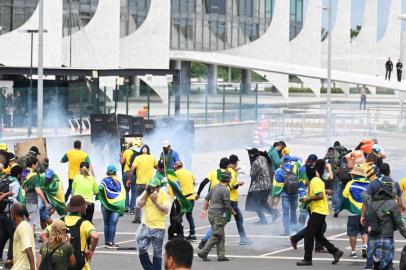 Supporters of Brazilian former President Jair Bolsonaro clash with the police during a demonstration outside the Planalto Palace in Brasilia on January 8, 2023. (Photo by EVARISTO SA / AFP)<!-- NICAID(15315236) -->