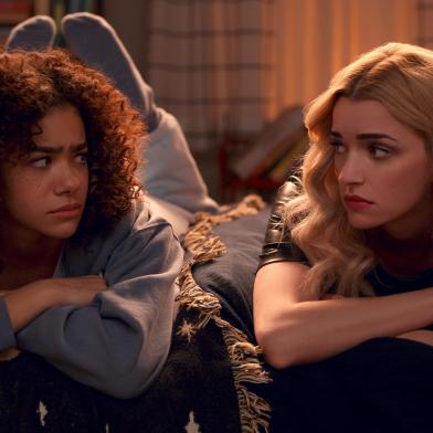 Ginny & Georgia. (L to R) Antonia Gentry as Ginny, Brianne Howey as Georgia in episode 209 of Ginny & Georgia. Cr. Courtesy of Netflix Â© 2022<!-- NICAID(15314976) -->