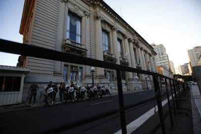 Porto Alegre, RS, Brasil, 08/01/2023 - Policiamento reforçado no TRE, palácio Piratini e Assembleia por causa das manifestações violentas de bolsonaristas em Brasília - Foto: Jonathan Heckler/Agência RBS<!-- NICAID(15315356) -->