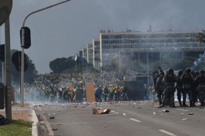 Bolsonaristas invadem Congresso, Planalto e STFDF - LULA/VITÓRIA/ATOS ANTIDEMOCRÁTICOS/INVASÃO - GERAL - Policiais do Choque usam bombas de efeito moral para dispersar apoiadores do ex-presidente Jair Bolsonaro da Praça   dos Três Poderes, em Brasília, neste domingo (8), após a invasão e depredação provocada nos prédios do Palácio do   Planalto, do Congresso Nacional, e do Supremo Tribunal Federal (STF).    08/01/2023 - Foto: WILTON JUNIOR/ESTADÃO CONTEÚDOEditoria: GERALLocal: BRASÍLIAIndexador: WILTON JUNIORFotógrafo: ESTADÃO CONTEÚDO<!-- NICAID(15315404) -->