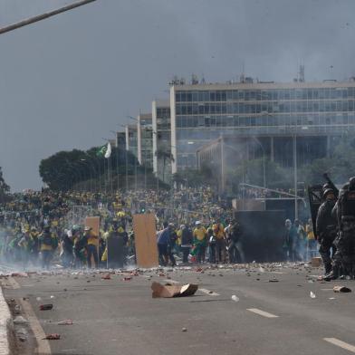 Bolsonaristas invadem Congresso, Planalto e STFDF - LULA/VITÓRIA/ATOS ANTIDEMOCRÁTICOS/INVASÃO - GERAL - Policiais do Choque usam bombas de efeito moral para dispersar apoiadores do ex-presidente Jair Bolsonaro da Praça   dos Três Poderes, em Brasília, neste domingo (8), após a invasão e depredação provocada nos prédios do Palácio do   Planalto, do Congresso Nacional, e do Supremo Tribunal Federal (STF).    08/01/2023 - Foto: WILTON JUNIOR/ESTADÃO CONTEÚDOEditoria: GERALLocal: BRASÍLIAIndexador: WILTON JUNIORFotógrafo: ESTADÃO CONTEÚDO<!-- NICAID(15315404) -->