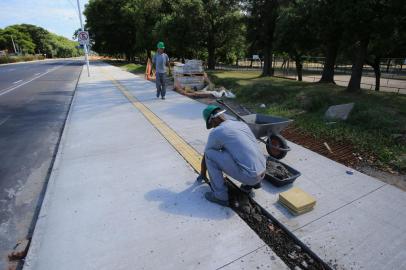 PORTO ALEGRE, RS, BRASIL, 09/01/2023-Obras em calçada da Avenida Edvaldo Pereira Paiva, a Beira-Rio, no sentido bairro-Centro, estão avançadas. Pavimento junto ao Parque Marinha do Brasil dará mais segurança aos pedestres. Foto: Ronaldo Bernardi / Agencia RBS<!-- NICAID(15315737) -->