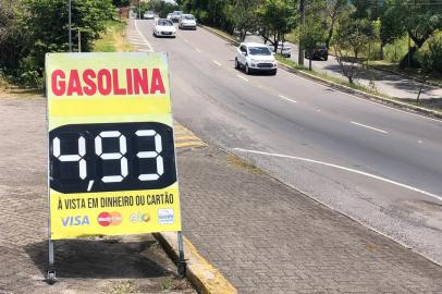 Os postos de gasolina recuaram do aumento do combustivel registrado na semana passada. Na primeira segunda feira do ano o valor mais alto encontrado na ronda da reportagem era de R$5,79. Depois da fiscalização do PROCON que apontou um reajuste ilegal, a grande maioria dos postos agora equilibra os preços com o que era praticado em dezembro.<!-- NICAID(15315942) -->