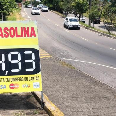 Os postos de gasolina recuaram do aumento do combustivel registrado na semana passada. Na primeira segunda feira do ano o valor mais alto encontrado na ronda da reportagem era de R$5,79. Depois da fiscalização do PROCON que apontou um reajuste ilegal, a grande maioria dos postos agora equilibra os preços com o que era praticado em dezembro.<!-- NICAID(15315942) -->