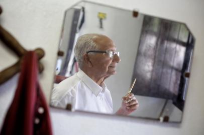 Encruzilhada do Sul, RS, Brasil, 06-01-2023: O barbeiro e cabeleireiro João dos Santos Teixeira, 90 anos, conhecido como Seu João Barbeiro, no Salão Santa Bárbara, ponto onde trabalha desde os 25 anos, no centro de Encruzilhada do Sul. Foto: Mateus Bruxel / Agência RBSIndexador: Mateus Bruxel<!-- NICAID(15314334) -->