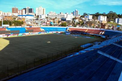 CAXIAS DO SUL, RS, BRASIL, 21/07/2020. Vista do gramado do estádio Francisco Stédilo, o estádio Centenário. Ele será palco do clássico Gre-Nal nesta quarta-feira. Após quatro meses do campeonato gaúcho irá retornar. (Vitor Soccol/Dinâmica Conteúdo/Divulgação)<!-- NICAID(14550078) -->