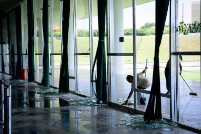 09/01/2023 - BRASÍLIA, DF - Membros dos poderes legislativo, executivo e judiciário avaliam prejuízos causados pela destruição promovida por atos anti-democráticos e terroristas causados por apoiadores do ex-presidente Jair Bolsonaro.Local: BrasÃ­liaIndexador: Pedro FranÃ§aFonte: AgÃªncia SenadoFotógrafo: pf<!-- NICAID(15316317) -->