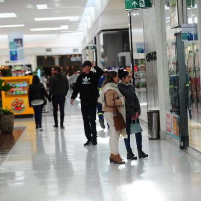 CAXIAS DO SUL, RS, BRASIL, 12/08/2022. Como está o cenário econômico para os shoppings de Caxias do Sul após a pandemia. Shopping Villagio Caxias - movimento de clientes.  (Porthus Junior/Agência RBS)<!-- NICAID(15174486) -->