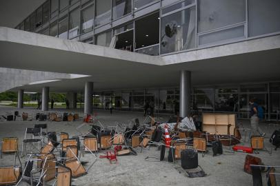 Partial view of one of entrance of Planalto Presidential Palace destroyed by supporters of Brazilian former President Jair Bolsonaro during an invasion, in Brasilia on January 9, 2023. - Brazilian security forces locked down the area around Congress, the presidential palace and the Supreme Court Monday, a day after supporters of ex-president Jair Bolsonaro stormed the seat of power in riots that triggered an international outcry.In stunning scenes reminiscent of the January 6, 2021 invasion of the US Capitol building by supporters of then-president Donald Trump, backers of Bolsonaro broke through police cordons and overran the seats of power in Brasilia, smashing windows and doors and ransacking offices. (Photo by CARL DE SOUZA / AFP)<!-- NICAID(15316473) -->