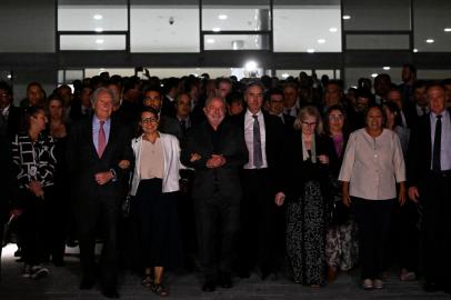 Brazils President Luiz Inacio Lula da Silva (C), Governors, and Supreme Court judges walk from Planalto Palace to the Supreme Court building in Brasilia on January 9, 2023, a day after supporters of Brazils far-right ex-president Jair Bolsonaro invaded the Congress, presidential palace, and Supreme Court. - Brazilian security forces locked down the area around Congress, the presidential palace and the Supreme Court Monday, a day after supporters of ex-president Jair Bolsonaro stormed the seat of power in riots that triggered an international outcry. Hardline Bolsonaro supporters have been protesting outside army bases calling for a military intervention to stop Lula from taking power since his election win. (Photo by MAURO PIMENTEL / AFP)Editoria: POLLocal: BrasíliaIndexador: MAURO PIMENTELSecao: demonstrationFonte: AFPFotógrafo: STF<!-- NICAID(15316844) -->