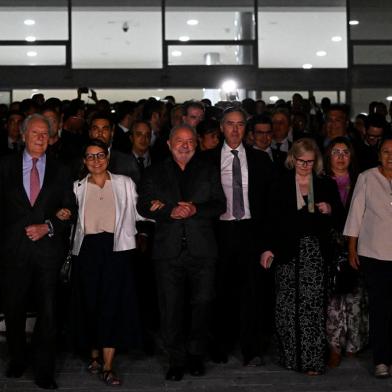 Brazils President Luiz Inacio Lula da Silva (C), Governors, and Supreme Court judges walk from Planalto Palace to the Supreme Court building in Brasilia on January 9, 2023, a day after supporters of Brazils far-right ex-president Jair Bolsonaro invaded the Congress, presidential palace, and Supreme Court. - Brazilian security forces locked down the area around Congress, the presidential palace and the Supreme Court Monday, a day after supporters of ex-president Jair Bolsonaro stormed the seat of power in riots that triggered an international outcry. Hardline Bolsonaro supporters have been protesting outside army bases calling for a military intervention to stop Lula from taking power since his election win. (Photo by MAURO PIMENTEL / AFP)Editoria: POLLocal: BrasíliaIndexador: MAURO PIMENTELSecao: demonstrationFonte: AFPFotógrafo: STF<!-- NICAID(15316844) -->