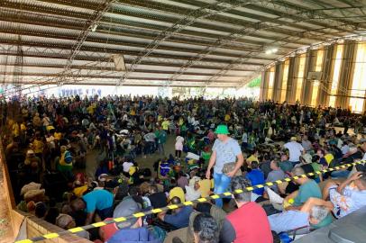 Bolsonaristas que participaram dos atos anti-democráticos de domingo são presos e encaminhados a ginásio no Distrito Federal. <!-- NICAID(15316740) -->