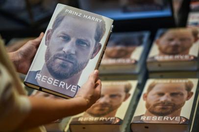 A bookseller prepares a display for the German translation of Spare titeled Reserve in German by Britains Prince Harry, Duke of Sussex, at a bookstore in Berlin on January 10, 2023. - After months of anticipation and a blanket publicity blitz, Prince Harrys autobiography Spare went on sale as royal insiders hit back at his scorching revelations. (Photo by Tobias SCHWARZ / AFP)<!-- NICAID(15317005) -->