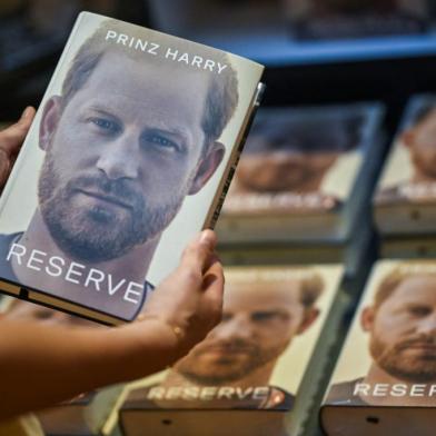 A bookseller prepares a display for the German translation of Spare titeled Reserve in German by Britains Prince Harry, Duke of Sussex, at a bookstore in Berlin on January 10, 2023. - After months of anticipation and a blanket publicity blitz, Prince Harrys autobiography Spare went on sale as royal insiders hit back at his scorching revelations. (Photo by Tobias SCHWARZ / AFP)<!-- NICAID(15317005) -->