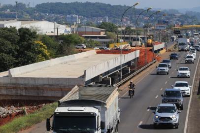 São Leopoldo, RS, BRASIL, 10/01/2023- Obras de construção das novas pontes sobre o Rio dos Sinos, na BR-116, em São Leopoldo. Foto: Ronaldo Bernardi / Agencia RBS<!-- NICAID(15317125) -->