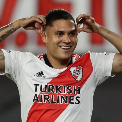 River Plates Colombian midfielder Juan Fernando Quintero celebrates after scoring against Gimnasia y Esgrima during their Argentine Professional Football League match at Monumental stadium in Buenos Aires, on March 13, 2022. (Photo by ALEJANDRO PAGNI / AFP)Editoria: SPOLocal: Buenos AiresIndexador: ALEJANDRO PAGNISecao: soccerFonte: AFPFotógrafo: STR<!-- NICAID(15305985) -->