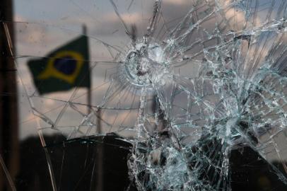 A Brazilian flag is reflected on a broken window of the Supreme Court building in Brasilia on January 10, 2023, two days after thousands of supporters of Brazils far-right ex-president Jair Bolsonaro raided federal buildings. - President Luiz Inacio Lula da Silva condemned acts of terrorism after a far-right mob stormed the seat of power, unleashing chaos on the capital. (Photo by CARL DE SOUZA / AFP)Editoria: WARLocal: BrasíliaIndexador: CARL DE SOUZASecao: crisisFonte: AFPFotógrafo: STF<!-- NICAID(15317834) -->