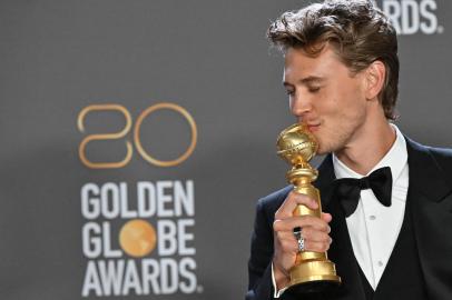 80th Annual Golden Globe awards - PRESS ROOMUS actor Austin Butler poses with the award for Best Actor - Motion Picture - Drama for Elvis in the press room during the 80th annual Golden Globe Awards at The Beverly Hilton hotel in Beverly Hills, California, on January 10, 2023. (Photo by Frederic J. Brown / AFP)Editoria: ACELocal: Beverly HillsIndexador: FREDERIC J. BROWNSecao: celebrityFonte: AFPFotógrafo: STF<!-- NICAID(15318036) -->