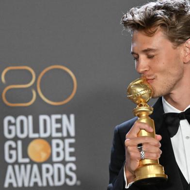 80th Annual Golden Globe awards - PRESS ROOMUS actor Austin Butler poses with the award for Best Actor - Motion Picture - Drama for Elvis in the press room during the 80th annual Golden Globe Awards at The Beverly Hilton hotel in Beverly Hills, California, on January 10, 2023. (Photo by Frederic J. Brown / AFP)Editoria: ACELocal: Beverly HillsIndexador: FREDERIC J. BROWNSecao: celebrityFonte: AFPFotógrafo: STF<!-- NICAID(15318036) -->