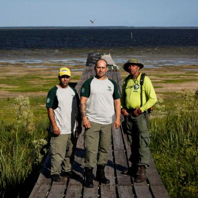 Rio Grande, RS, Brasil, 10-01-2023: Jose Paulo Lopes Lemos, 37 anos, Alexandre Santos Lopes, 38, e Fabio Lacau Moreira, 59, em base na Estacao Ecologica do Taim. Eles atuaram na brigada que combateu o maior incendio da historia do Taim, que atingiu quase 12 mil hectares da area da reserva, em dezembro de 2022. Foto: Mateus Bruxel / Agencia RBSIndexador: Mateus Bruxel<!-- NICAID(15318086) -->