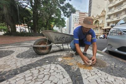 Após período sem manutenção, prefeitura volta a atuar na Praça da Matriz. Foto: Divulgação/SMSUrb/PMPA<!-- NICAID(15318126) -->