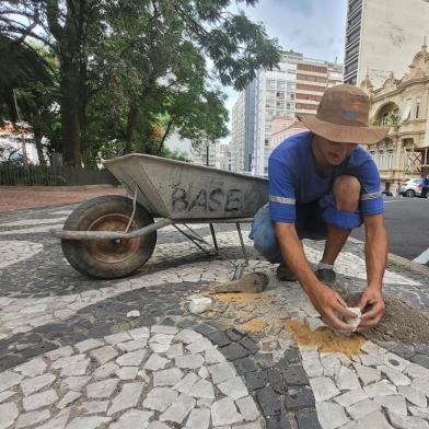 Após período sem manutenção, prefeitura volta a atuar na Praça da Matriz. Foto: Divulgação/SMSUrb/PMPA<!-- NICAID(15318126) -->