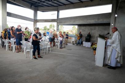 XANGRI-LÁ, RS, BRASIL, 11/01/2023: Comunidade local da praia do Remanso celebra missa no canteiro de obras da Igreja em construção. Foto: Camila Hermes/Agência RBS<!-- NICAID(15318390) -->