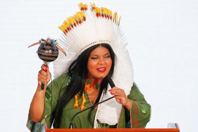 Brazilian new Minister of Indigenous People, Sonia Guajajara, delivers a speech during her swearing-in ceremony at the Planalto Palace in Brasilia, on January 11, 2023. (Photo by Sergio Lima / AFP)Editoria: SOILocal: BrasíliaIndexador: SERGIO LIMASecao: peopleFonte: AFPFotógrafo: STR<!-- NICAID(15319311) -->