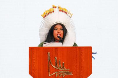 Brazilian new Minister of Indigenous People, Sonia Guajajara, delivers a speech during her swearing-in ceremony at the Planalto Palace in Brasilia, on January 11, 2023. (Photo by Sergio Lima / AFP)Editoria: SOILocal: BrasíliaIndexador: SERGIO LIMASecao: peopleFonte: AFPFotógrafo: STR<!-- NICAID(15319312) -->