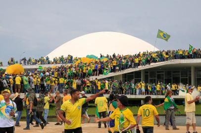 Supporters of Brazilian former President Jair Bolsonaro invade the National Congress in Brasilia on January 8, 2023. - Hundreds of supporters of Brazils far-right ex-president Jair Bolsonaro broke through police barricades and stormed into Congress, the presidential palace and the Supreme Court Sunday, in a dramatic protest against President Luiz Inacio Lula da Silvas inauguration last week. (Photo by Sergio Lima / AFP)Editoria: WARLocal: BrasíliaIndexador: SERGIO LIMASecao: demonstrationFonte: AFPFotógrafo: STR<!-- NICAID(15315542) -->