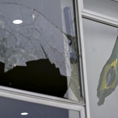 View of a broken window at Planalto Palace in Brasilia on January 9, 2023, a day after supporters of Brazils far-right ex-president Jair Bolsonaro invaded the Congress, presidential palace, and Supreme Court. - Brazilian security forces locked down the area around Congress, the presidential palace and the Supreme Court Monday, a day after supporters of ex-president Jair Bolsonaro stormed the seat of power in riots that triggered an international outcry. Hardline Bolsonaro supporters have been protesting outside army bases calling for a military intervention to stop Lula from taking power since his election win. (Photo by MAURO PIMENTEL / AFP)Editoria: WARLocal: BrasíliaIndexador: MAURO PIMENTELSecao: demonstrationFonte: AFPFotógrafo: STF<!-- NICAID(15316434) -->