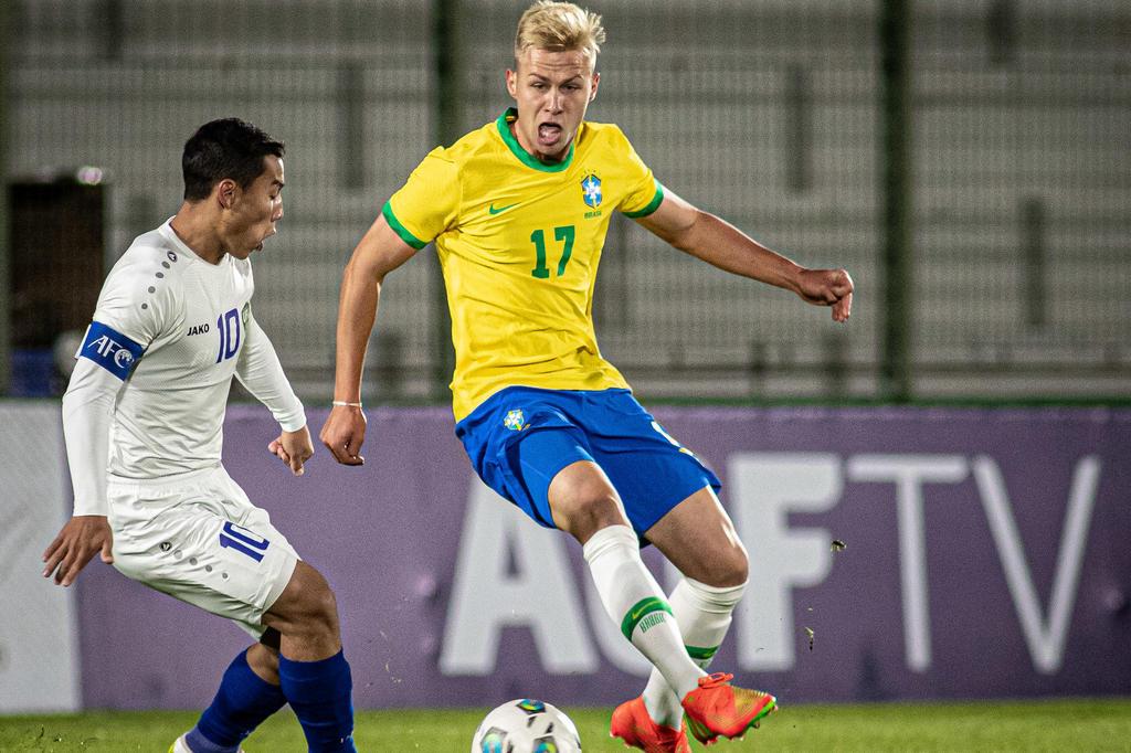 Wesley indo em direção à bola no jogo contra o Grêmio, pelo Brasileiro  Sub-20